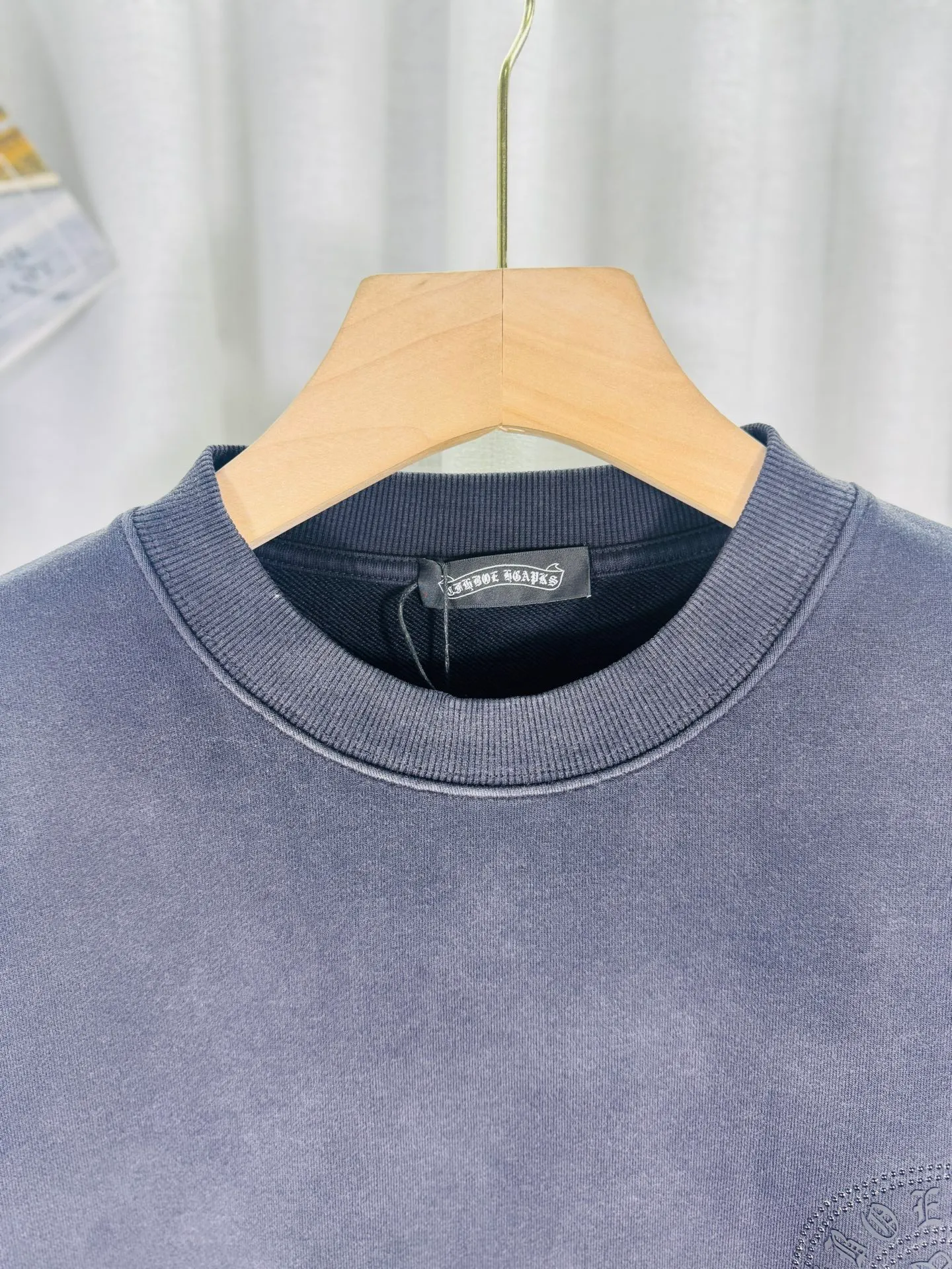 P280 top version, real shot without P, ​​different from market currency) 𝗖𝗵𝗿𝗼𝗺𝗲 𝗛𝗲𝗮𝗿𝘁𝘀/Croxin 2025 Autumn and Winter New Original Single Counter American 3D Rivets and Drill Couple Casual Sweater 👑The highest version! Customized fabric 430g tripe terry fabric! American-style pickled and distressed original fabric, laser-burned flowers, rivets and diamonds, exquisite embroidery of letters! The best-selling model in the counter, very comfortable to wear. Accessories: original molded and authenticated collar label➕100% silk wash label. Genuine purchase-grade original hangtag➕matching hanging rope➕3D hanging beads➕original packaging bag. Craftsmanship: The original version has consistent wiring! The highest version of the armhole matching technique! Color: Pink Black Green Purple Size: S M L XL Style Number: 25-363